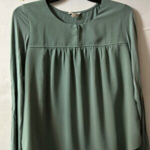Betsey's Boutique Shop Uniquely Different pull over blouse long sleeve pleats do